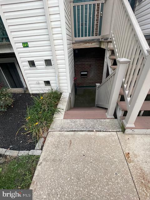 3750 CLARENDON 00 221