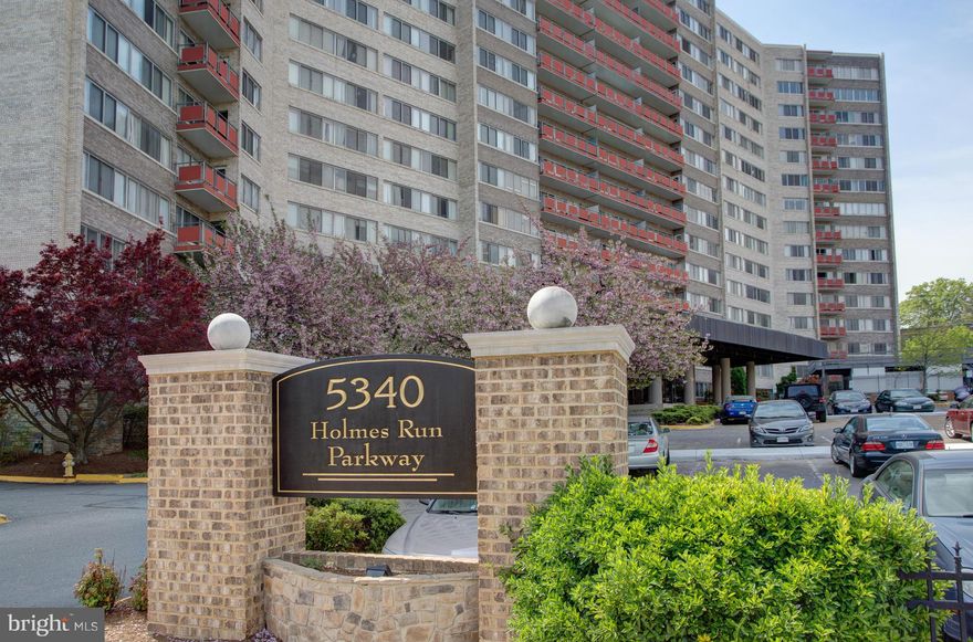 Large renovated and open kitchen! Light and Bright! Huge & expanded custom kitchen with granite counters, new cabinets & breakfast bar opening to living & dining rooms. Gleaming hardwood floors! Recessed lighting & neutral paint. Great parking/pool/gym. Utilities in c/fee. Minutes to Old Town Alexandria, Arlington & DC. Utilities covered in Rent! 2 Parking Decals!