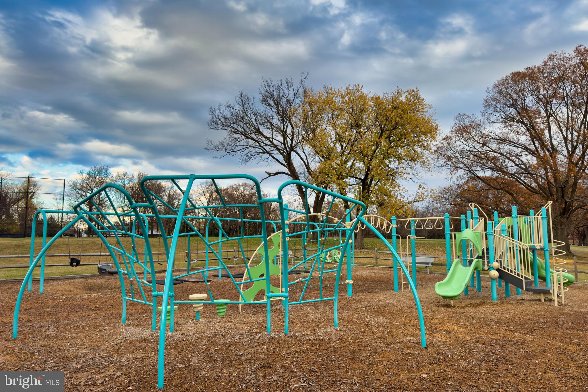 LINTHICUM OAKS - Residential