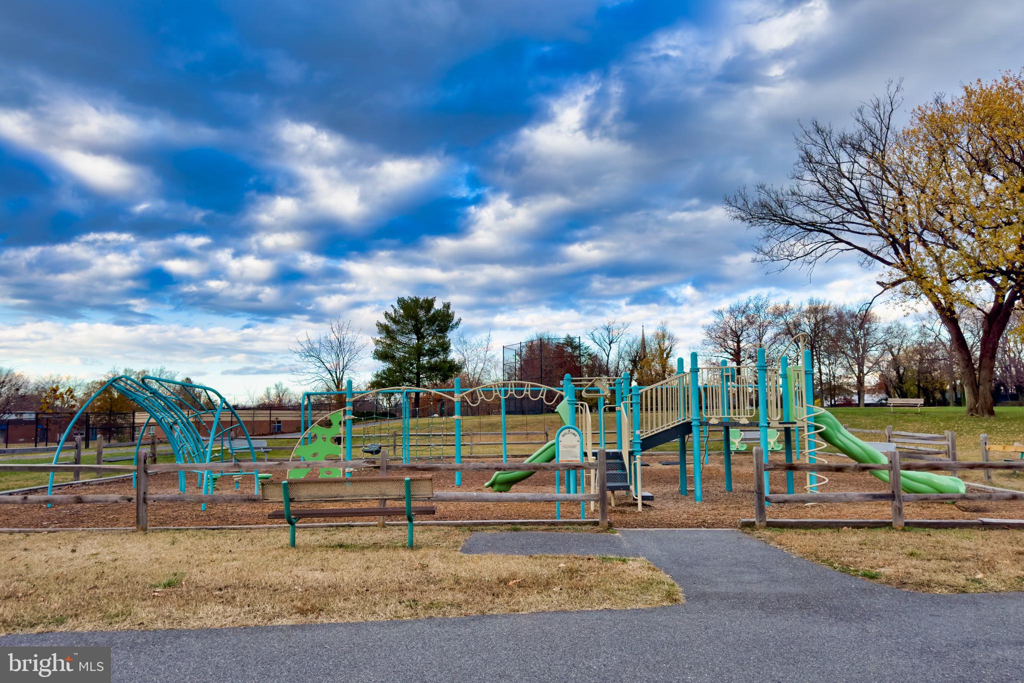 LINTHICUM OAKS - Residential