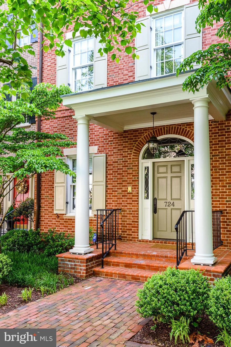 One of the few original Battery Row custom homes built by Arthur Cotton Moore within the Fords Landing enclave. This beautiful townhouse is of exemplary quality with high-end finishes and features throughout. It boasts a river view from the large second floor walled terrace, dining room with vaulted ceiling, living room with fireplace. The kitchen is all white and includes a lovely sitting room.