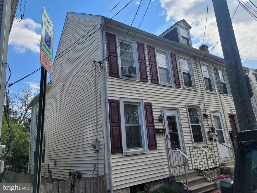 Well maintained town house in west end Lancaster. Over the years mechanicals, roof & windows have been
updated. Compact living in move in condition.  Possible off street parking.