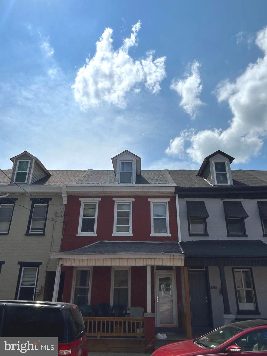 Welcome to 175 N Franklin - New ROOF & DECK in 2023 as well as a NEW PORCH 2024.
Equipped with Central Air, Electric Heat & a fenced backyard. 
Almost 1600 sq ft & Taxes at $2,042. This could be ideal for investors looking in Pottstown, or possibly a first time home buyer.
All dimensions of lots and building/room sizes are estimated and should be verified by consumer/buyer for accuracy.