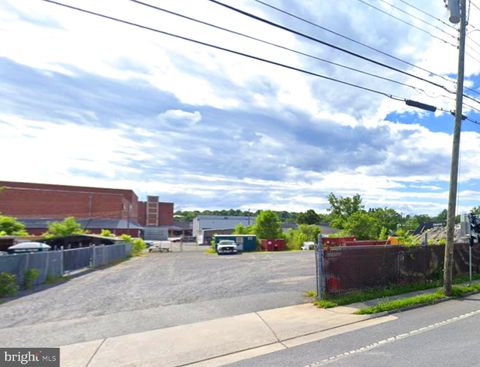 Photo of 620 Cameron St N, WINCHESTER, VA 22601 (MLS # VAWI2009386) Photo of 620 Cameron St N, WINCHESTER, VA 22601 (MLS # VAWI2009386)