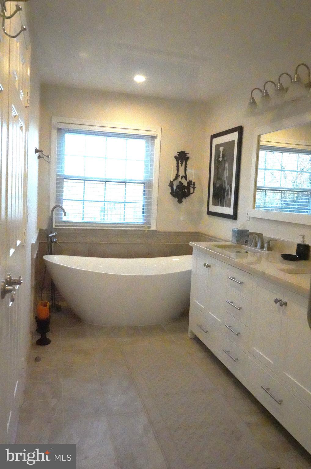 LOWES ISLAND - Residential