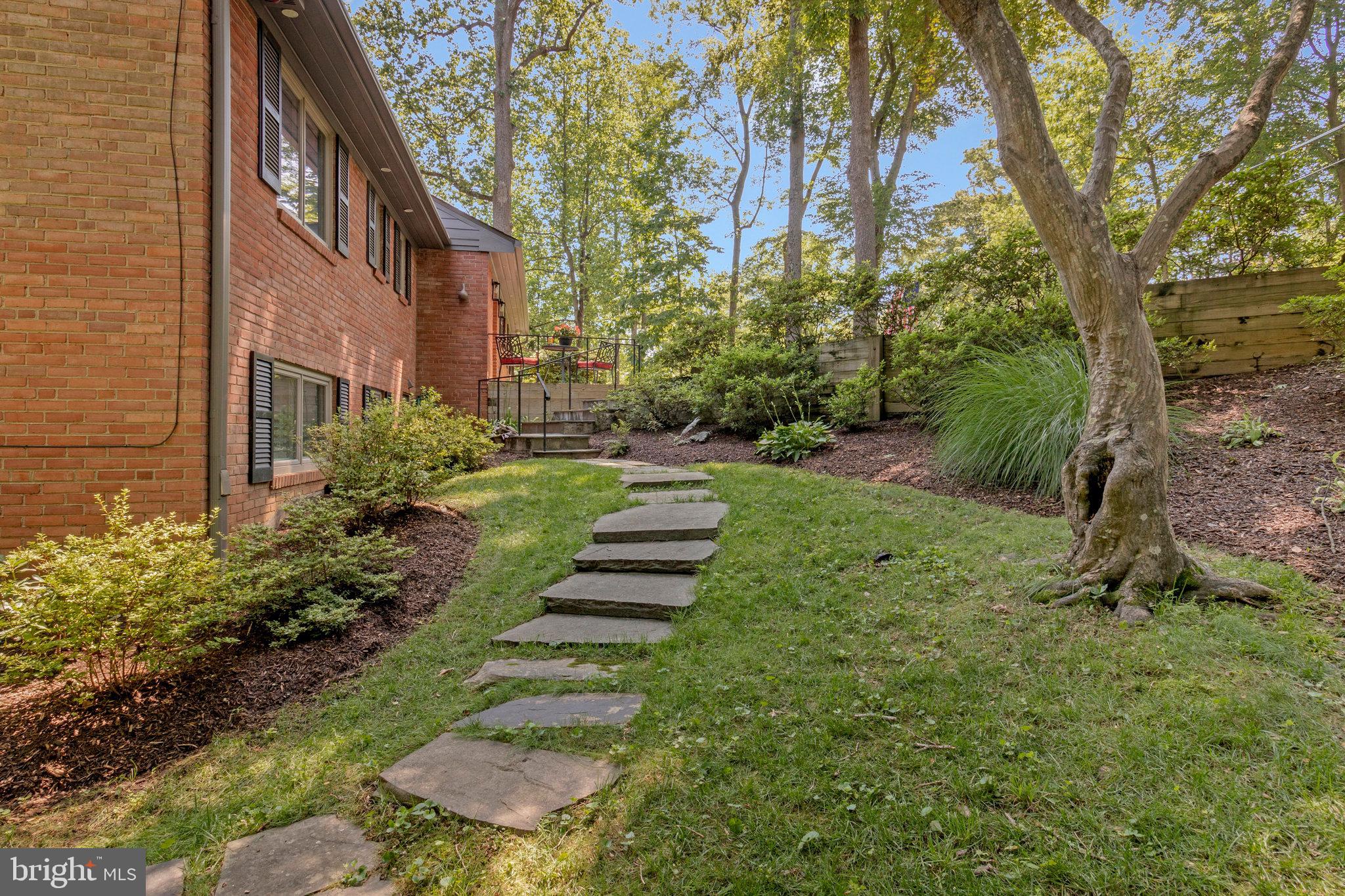 LAKE BARCROFT - Residential