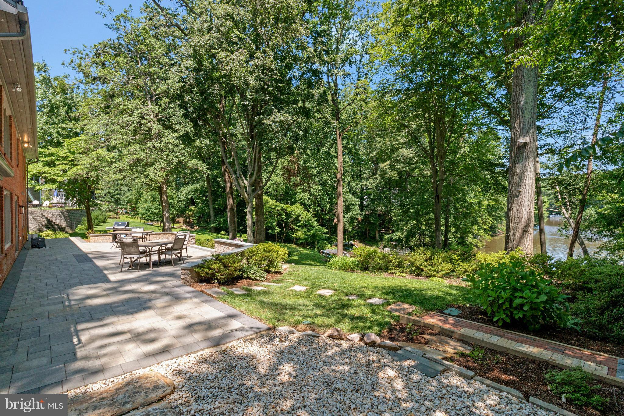 LAKE BARCROFT - Residential