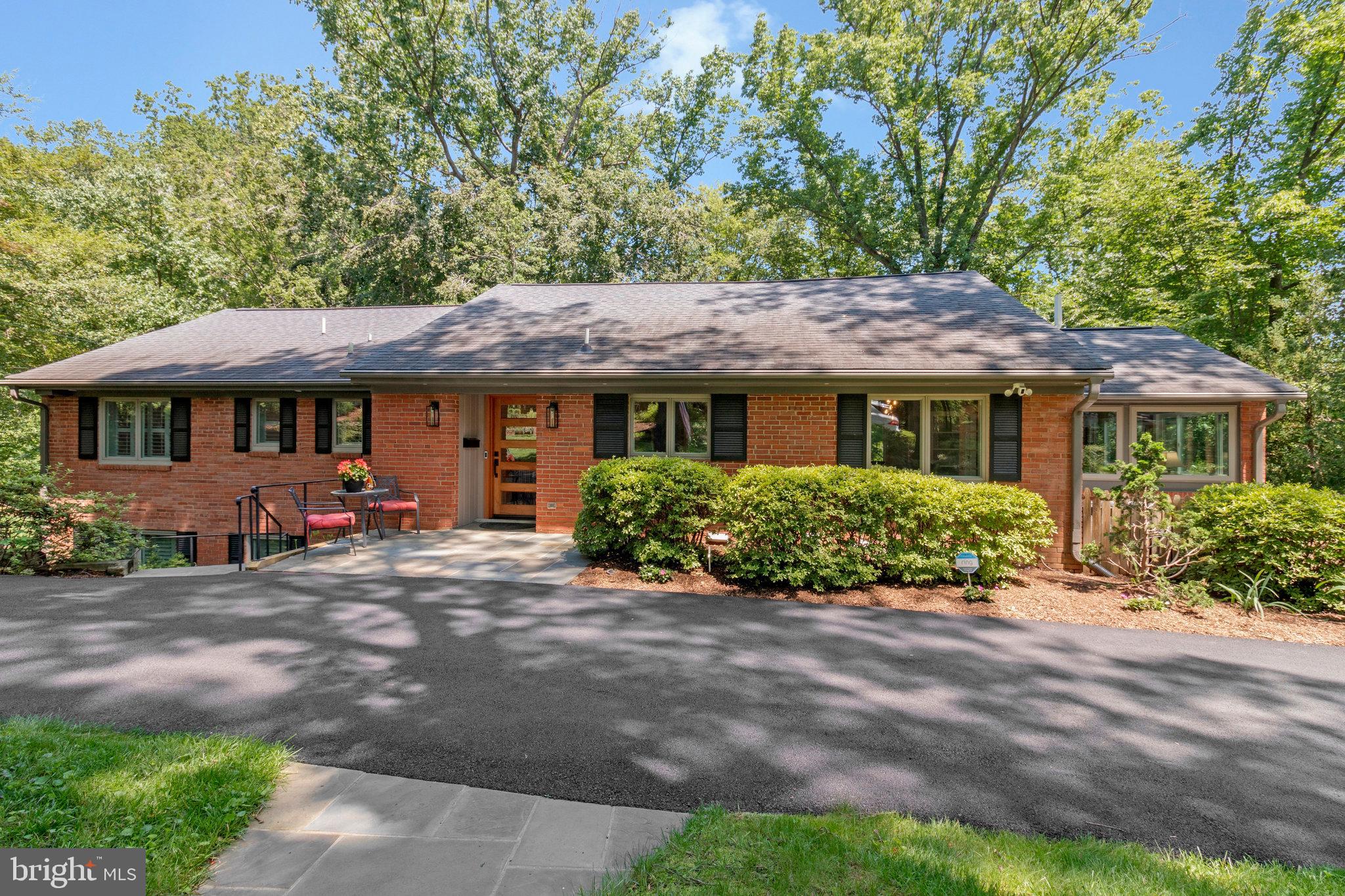 LAKE BARCROFT - Residential