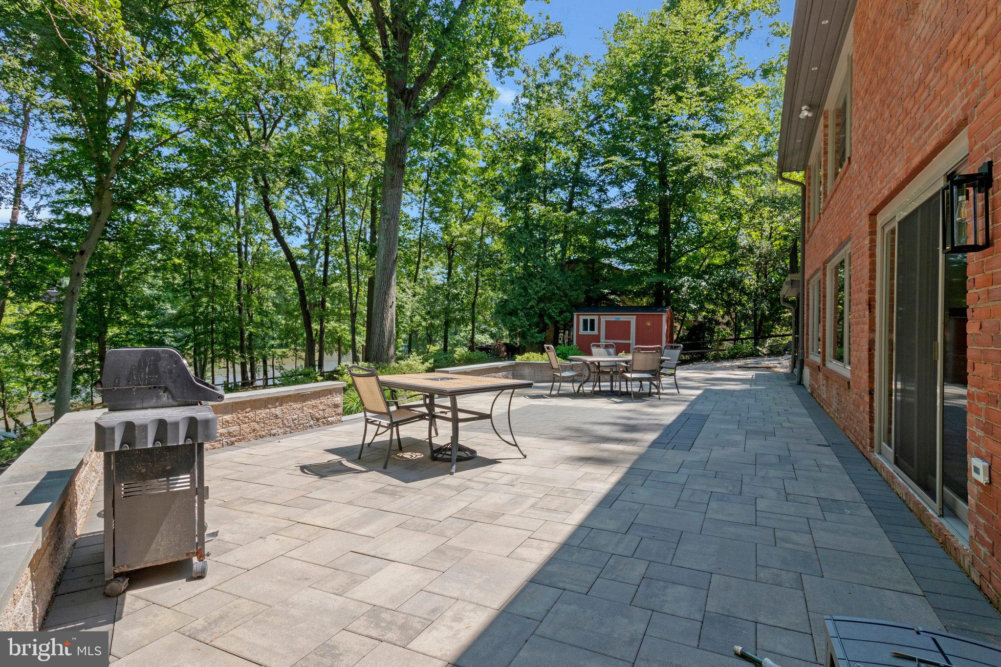 LAKE BARCROFT - Residential