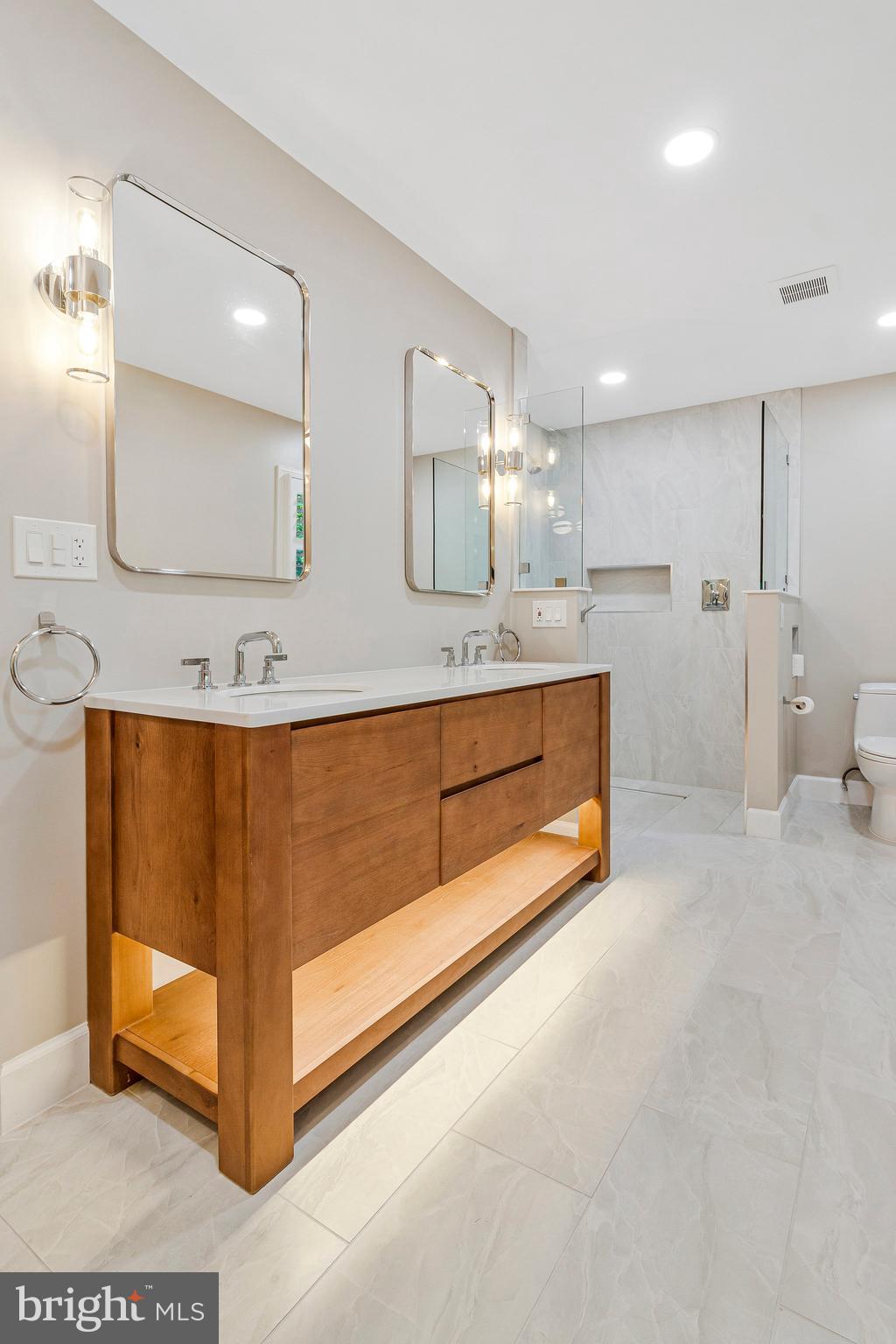 LAKE BARCROFT - Residential