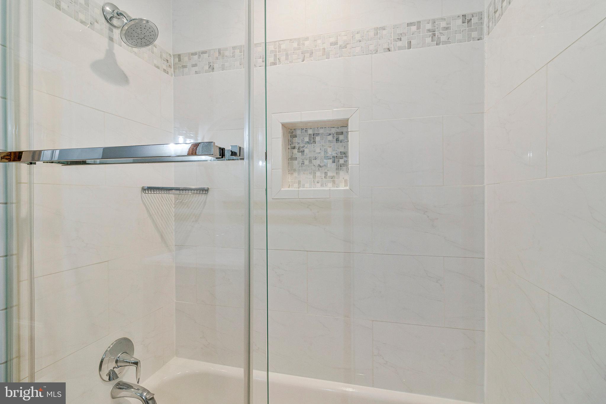 LAKE BARCROFT - Residential