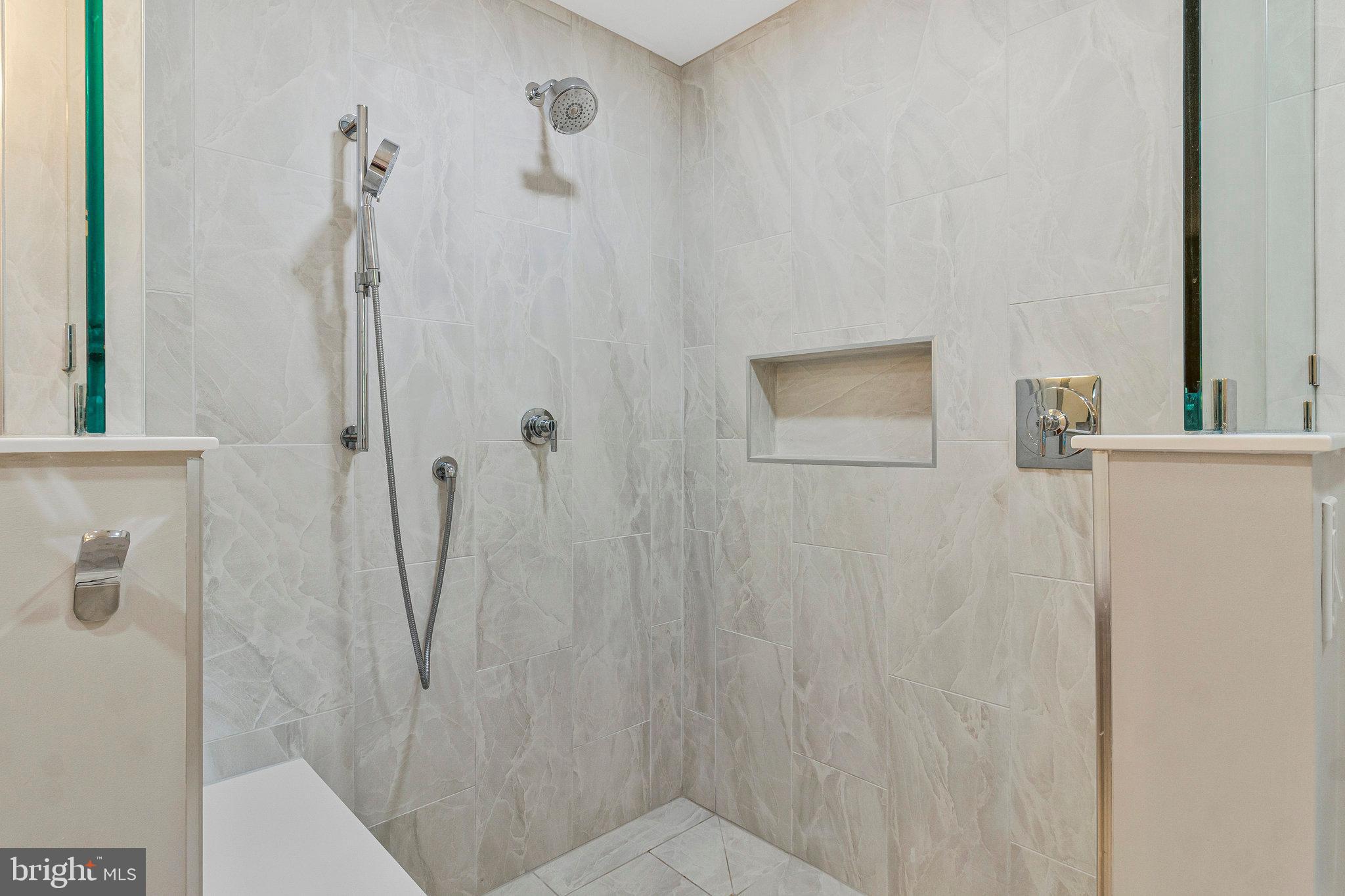 LAKE BARCROFT - Residential