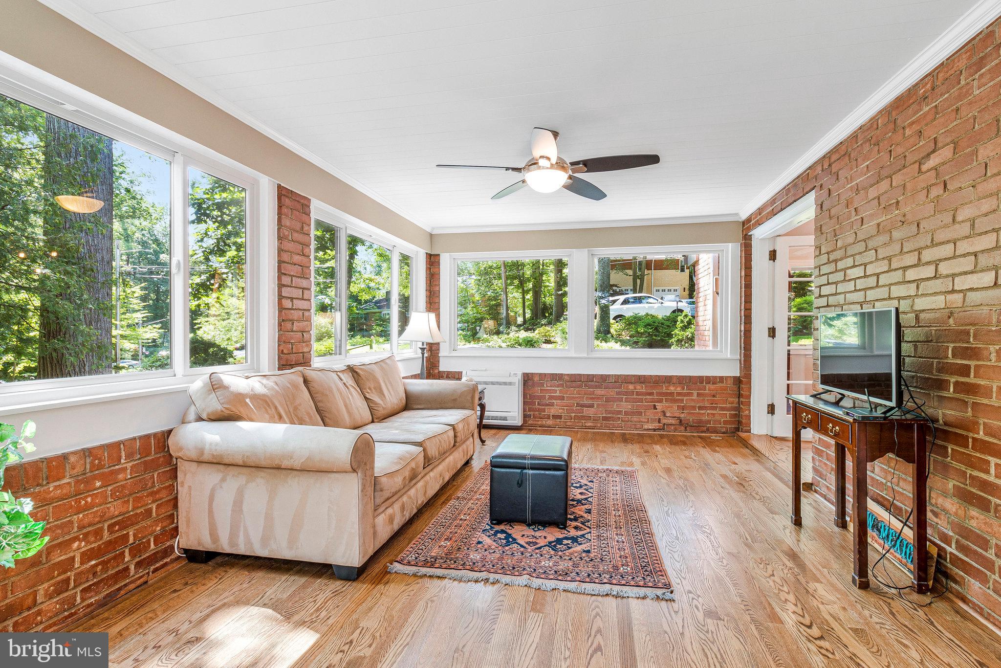 LAKE BARCROFT - Residential