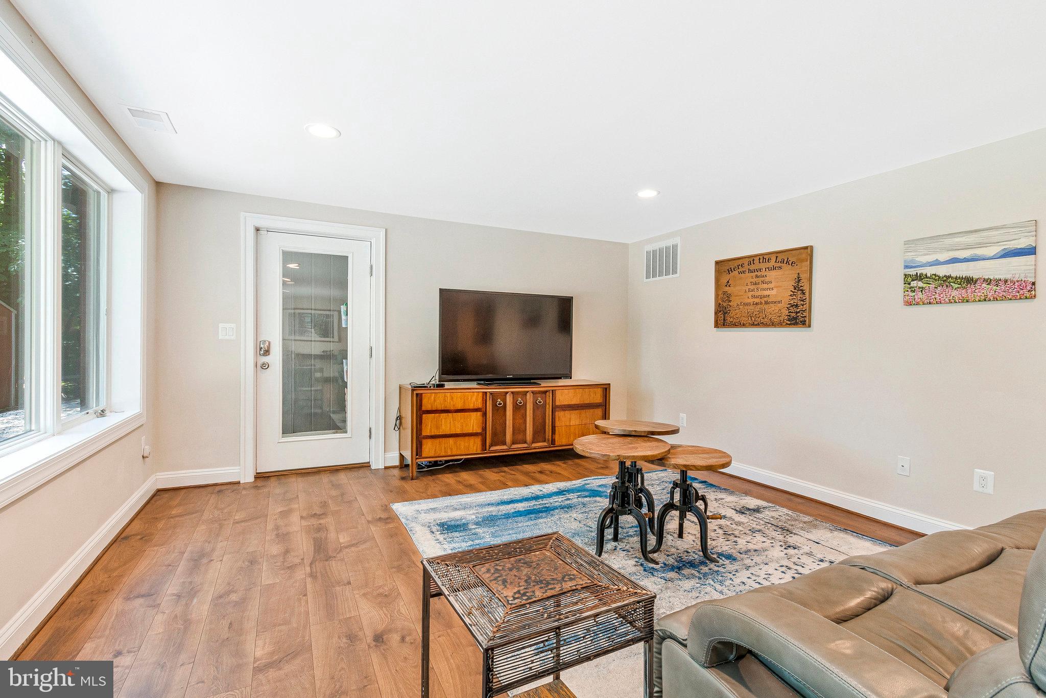 LAKE BARCROFT - Residential