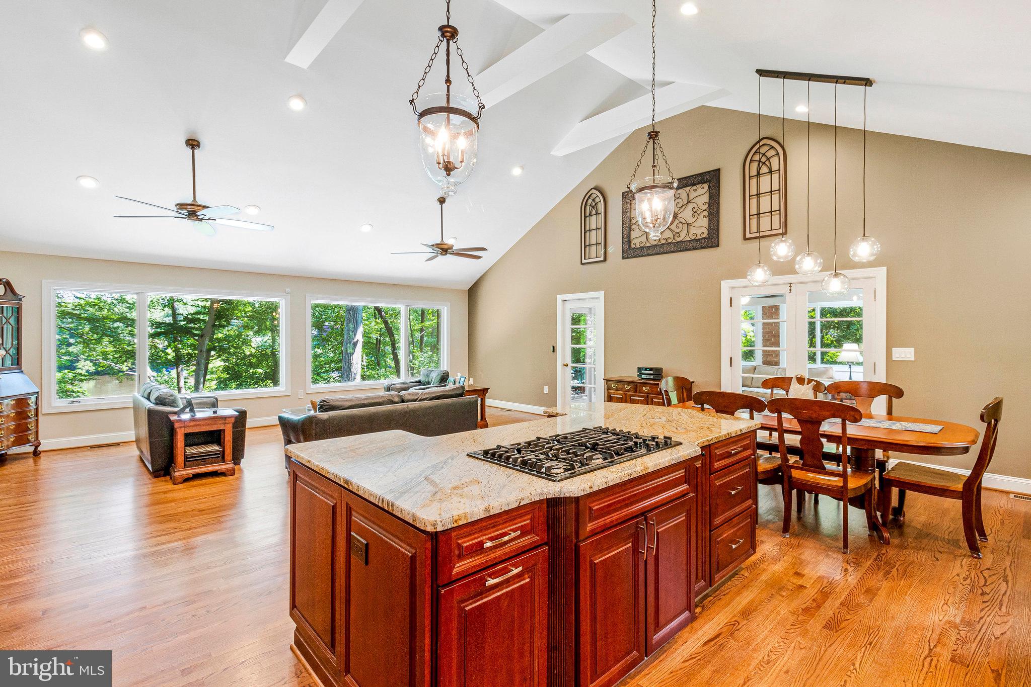 LAKE BARCROFT - Residential