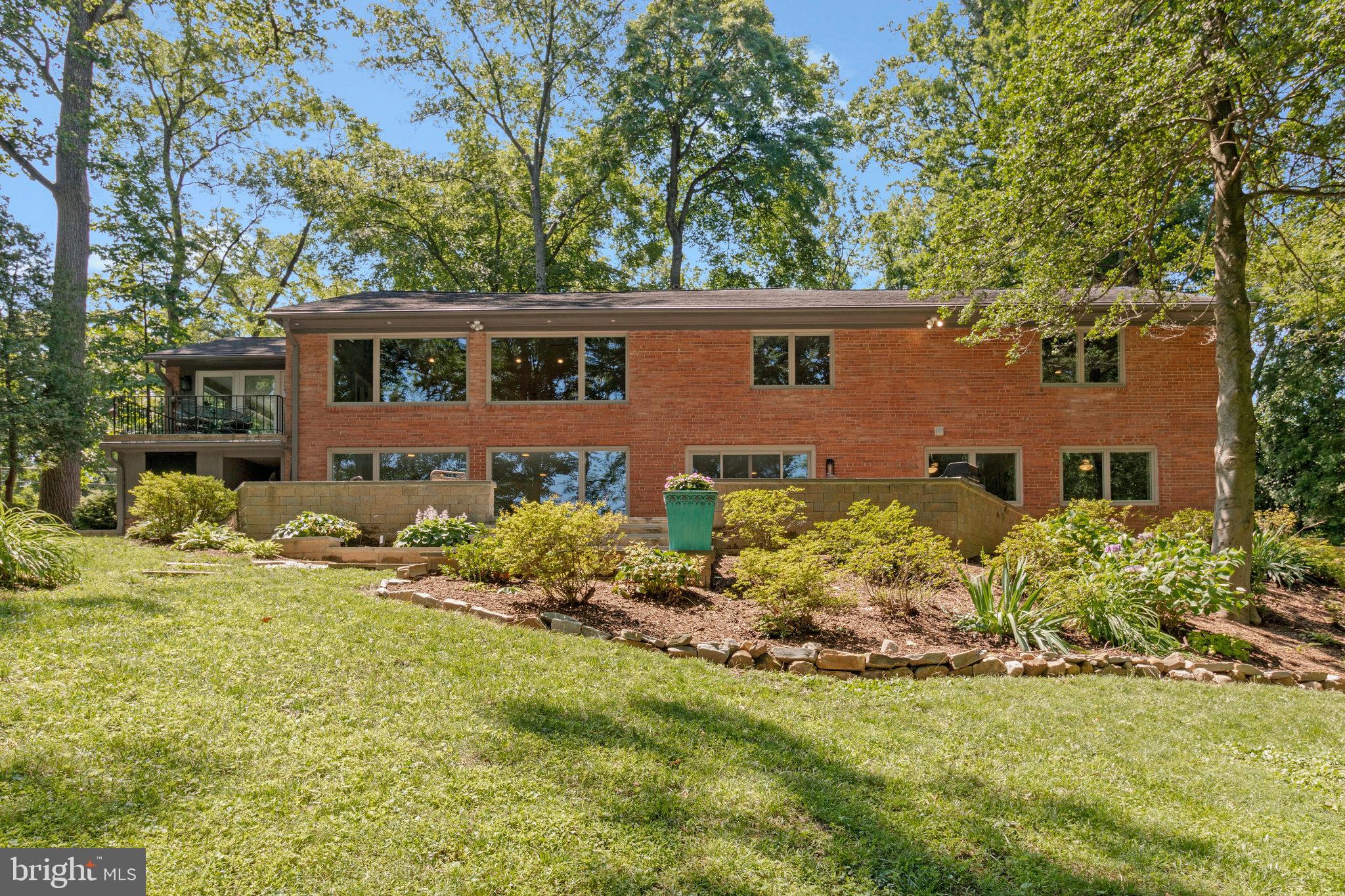 LAKE BARCROFT - Residential