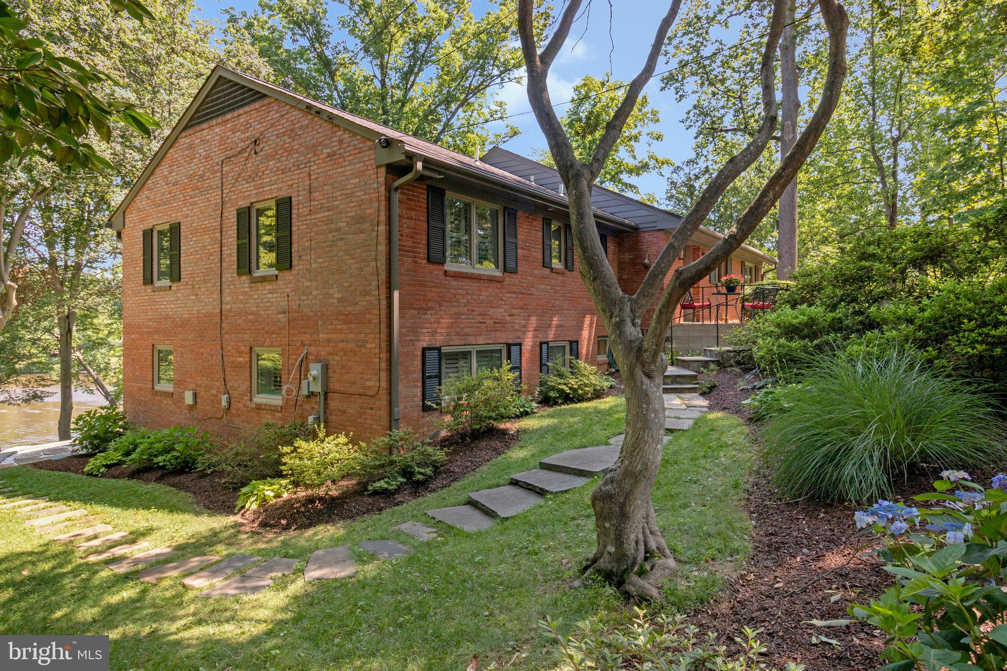 LAKE BARCROFT - Residential