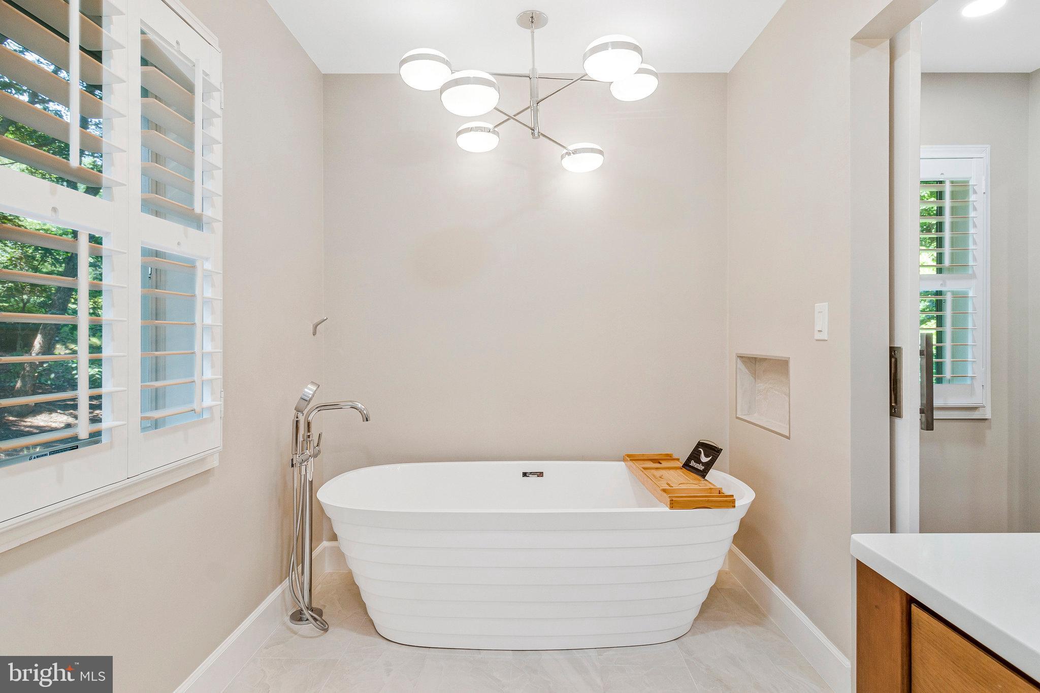 LAKE BARCROFT - Residential