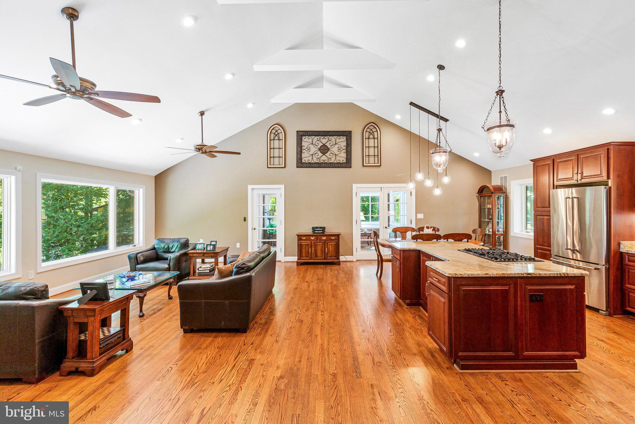 LAKE BARCROFT - Residential