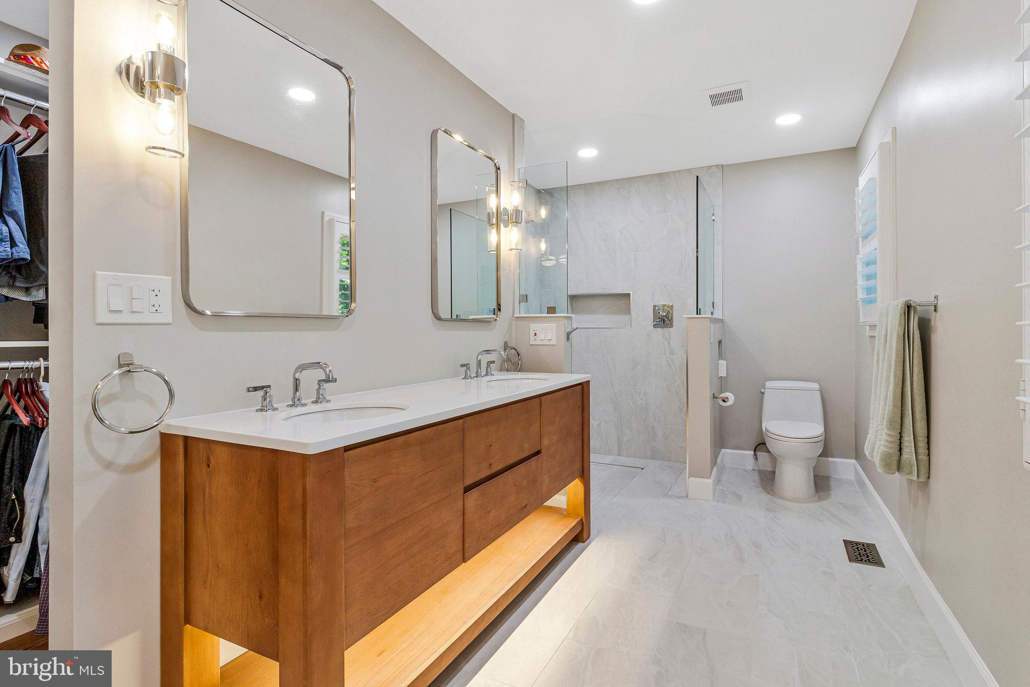 LAKE BARCROFT - Residential