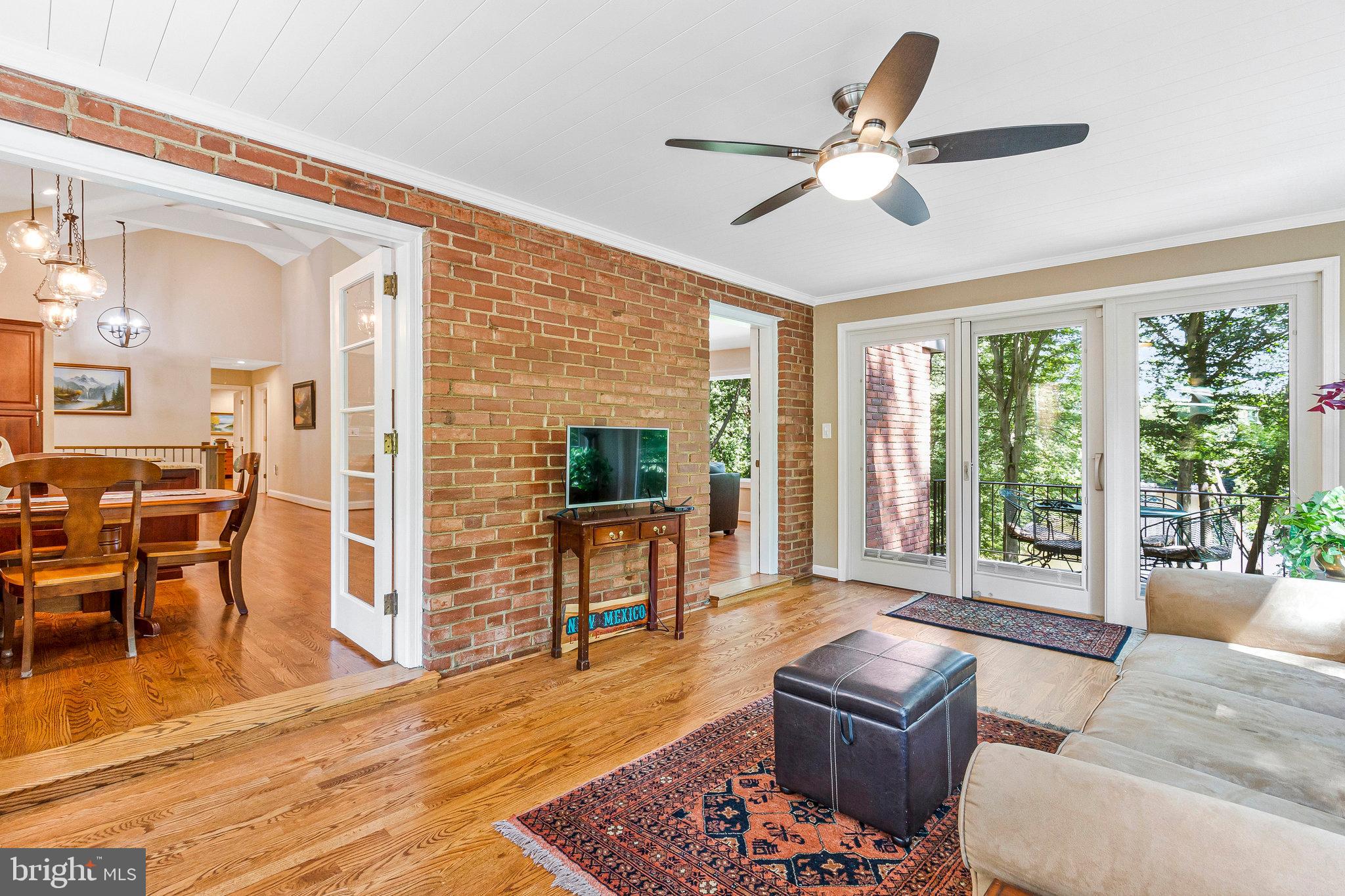 LAKE BARCROFT - Residential