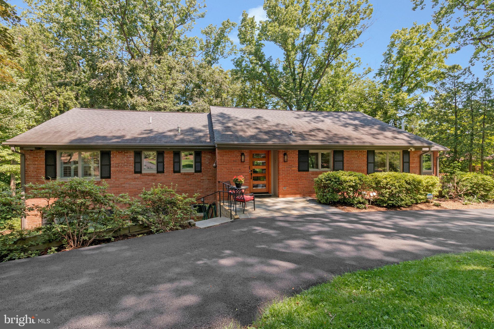 LAKE BARCROFT - Residential