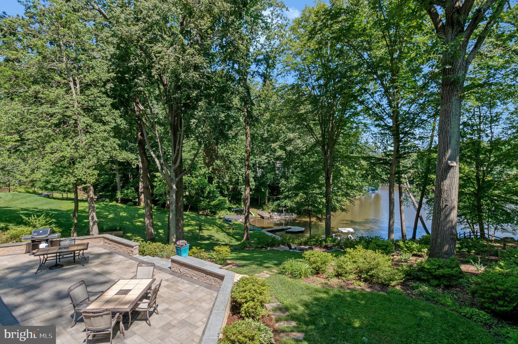 LAKE BARCROFT - Residential