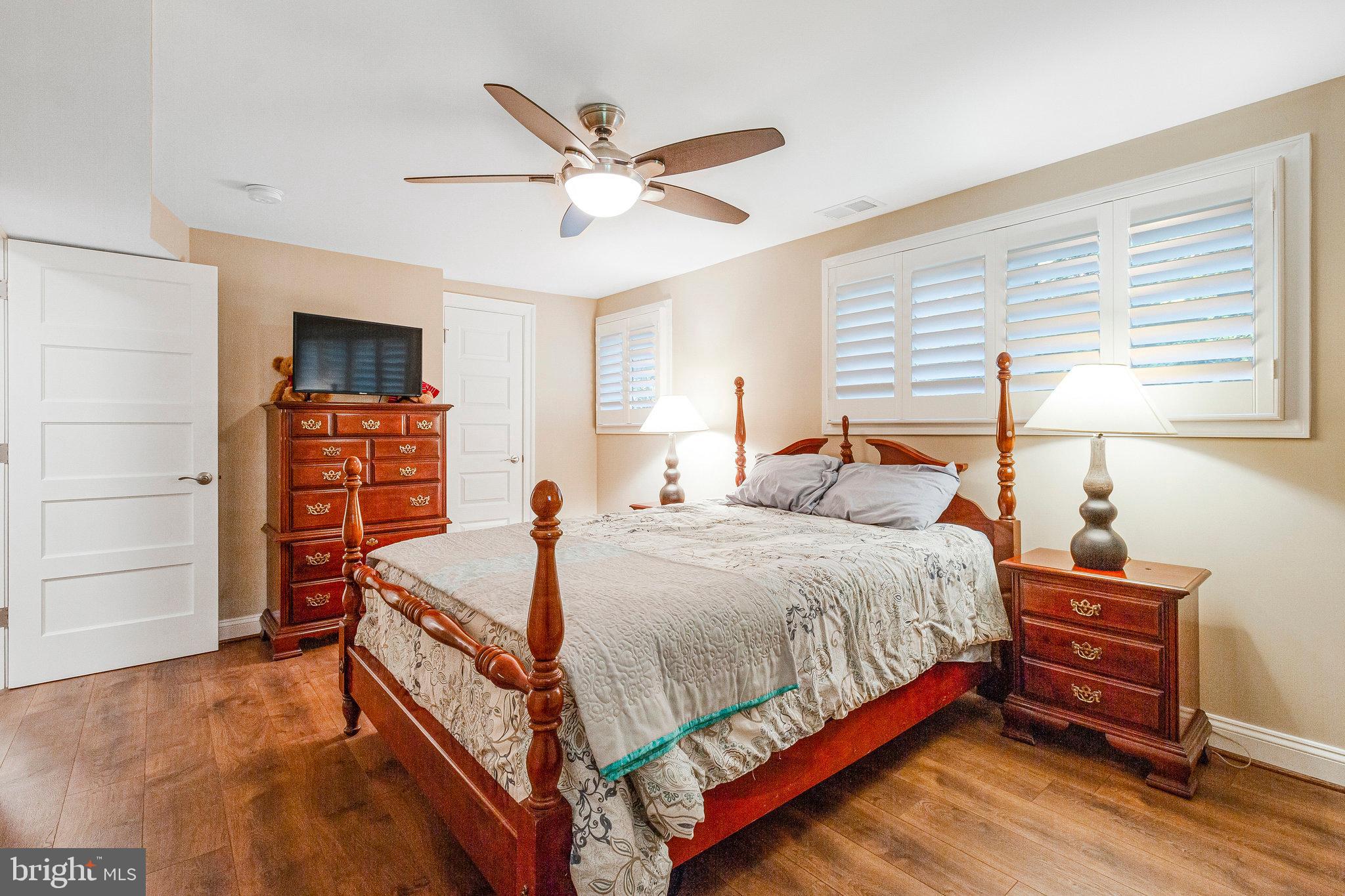 LAKE BARCROFT - Residential