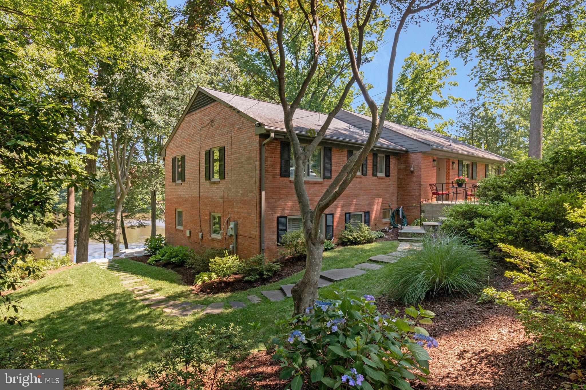 LAKE BARCROFT - Residential