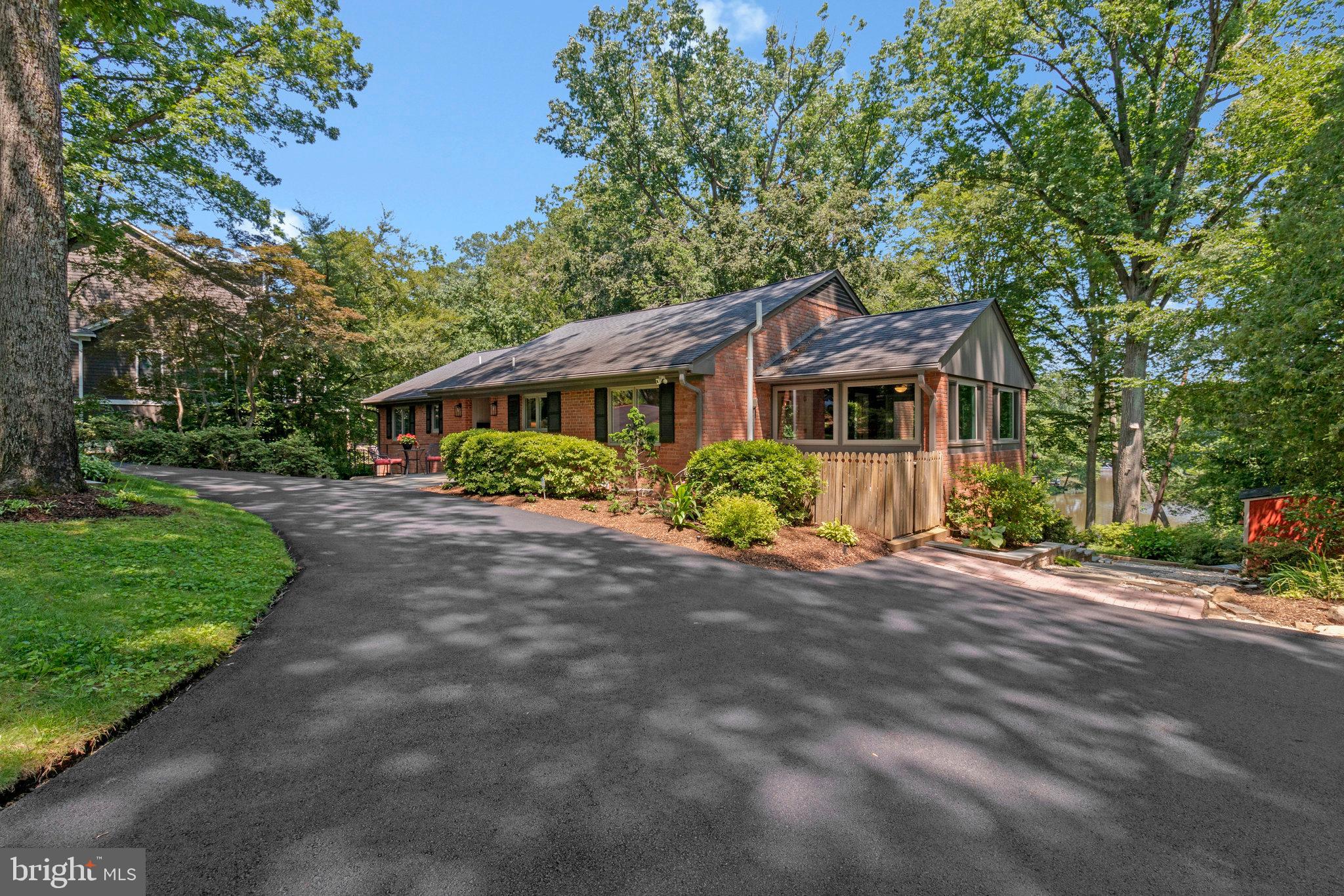 LAKE BARCROFT - Residential