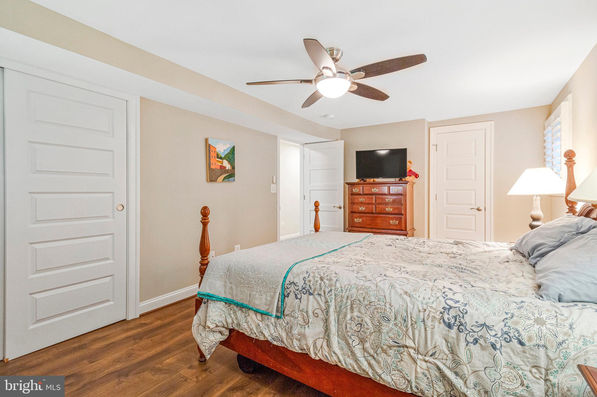 LAKE BARCROFT - Residential