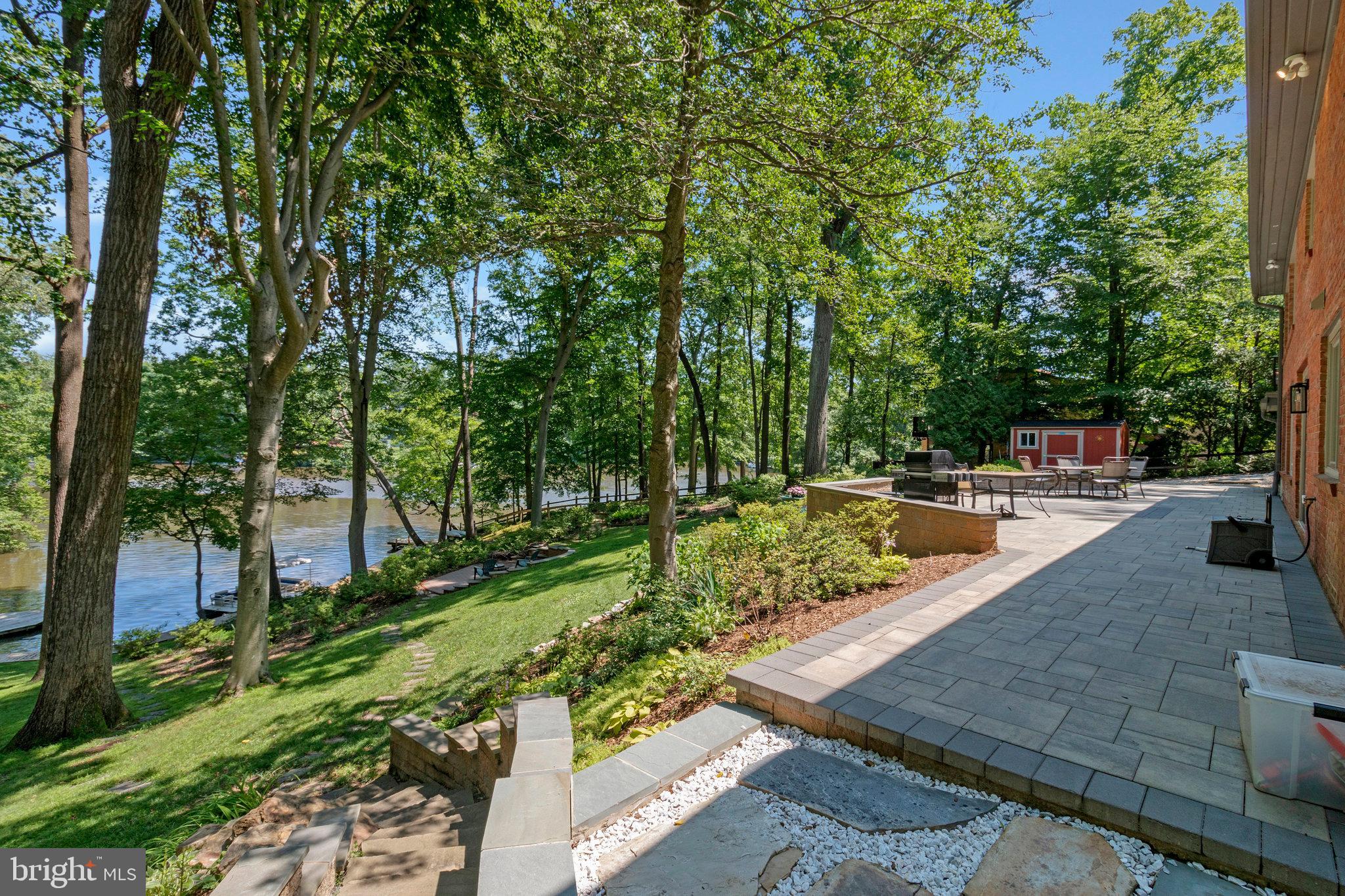 LAKE BARCROFT - Residential