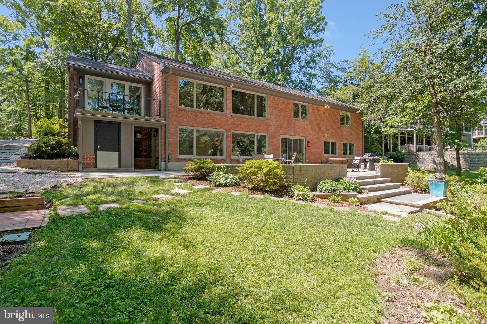 LAKE BARCROFT - Residential