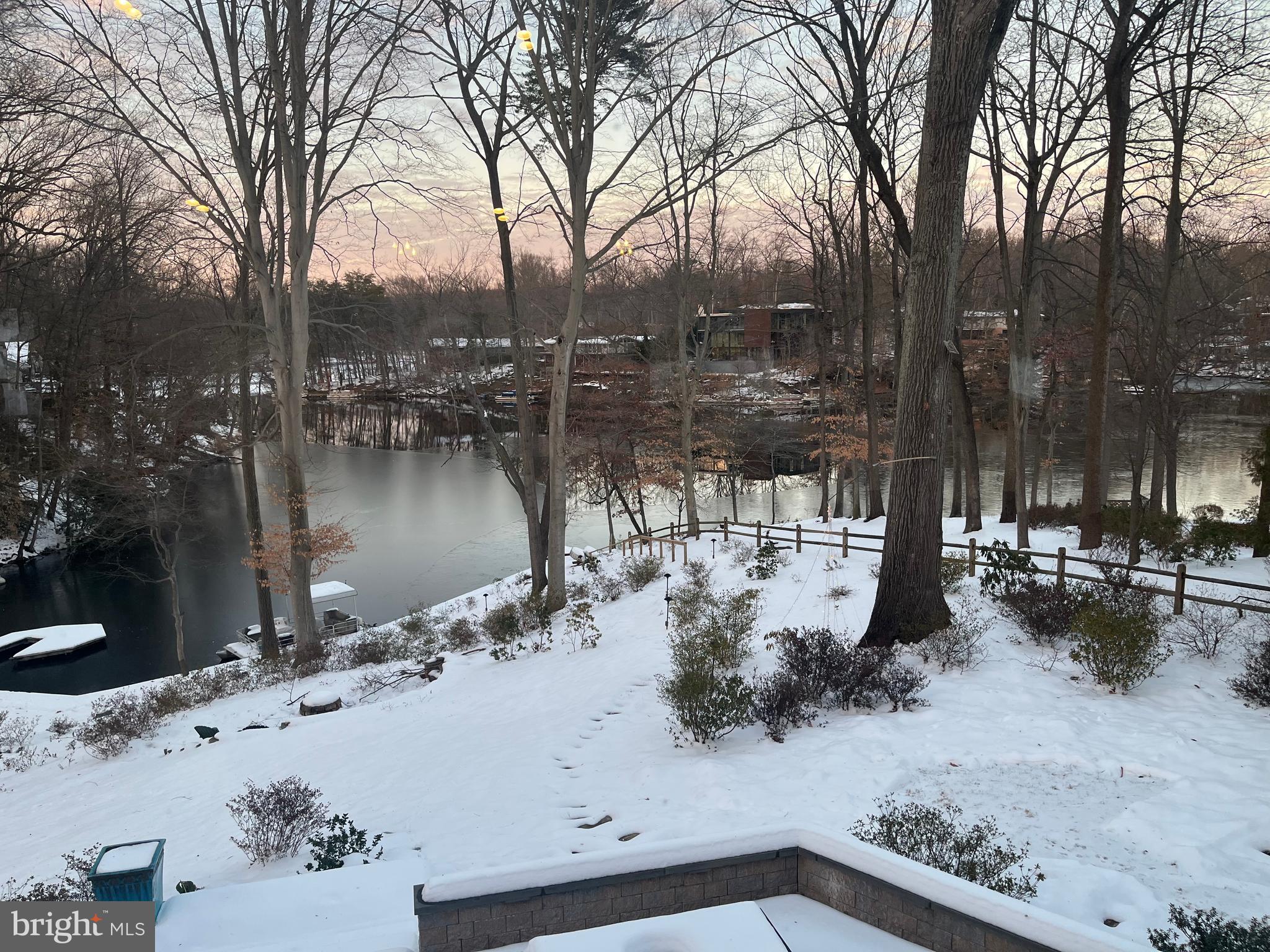 LAKE BARCROFT - Residential