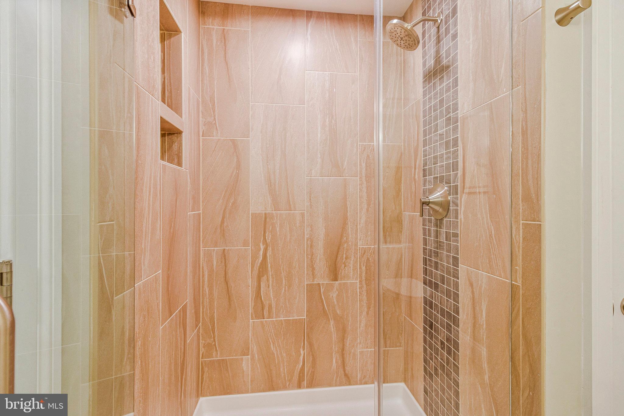 LAKE BARCROFT - Residential