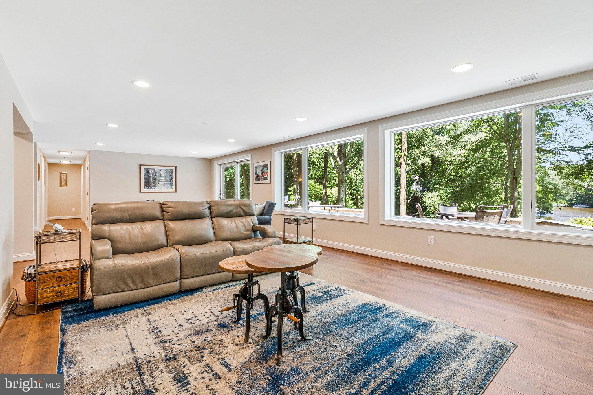 LAKE BARCROFT - Residential