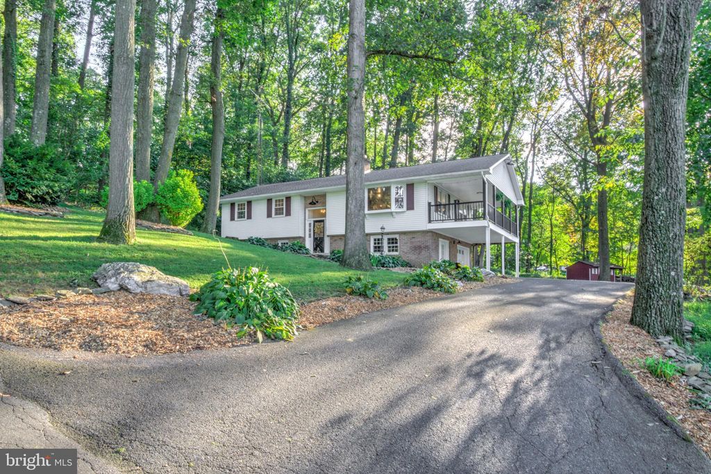 Photo of 124 Oakridge Drive, NEW HOLLAND, PA 17557 (MLS # PALA2076192)