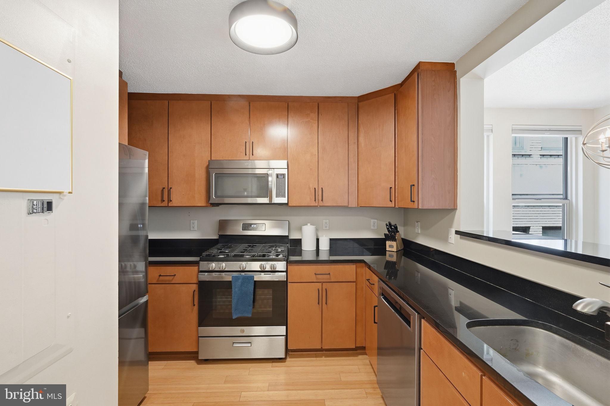 915 E E STREET NW 1101