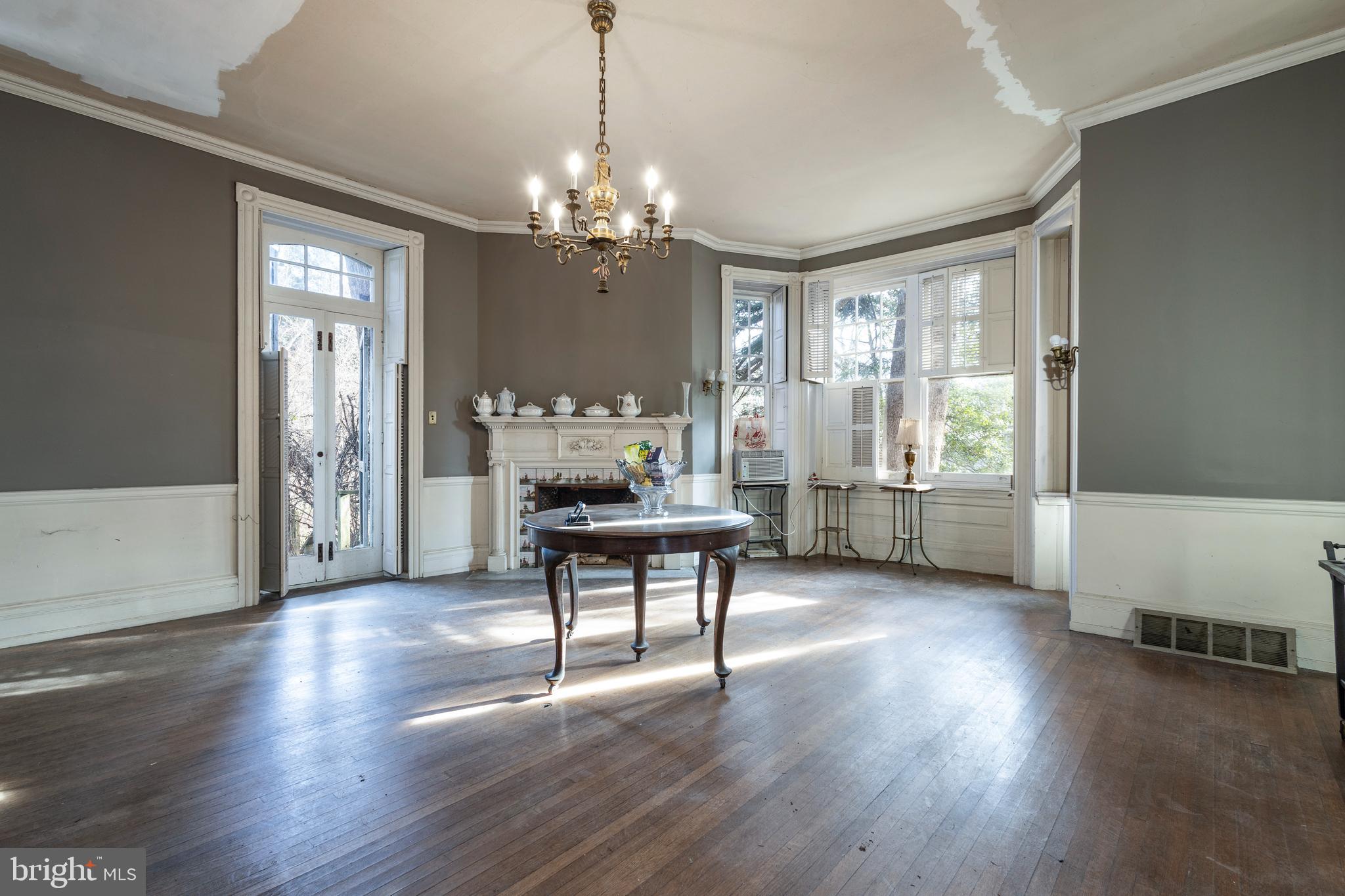 CHESTNUT HILL - Residential