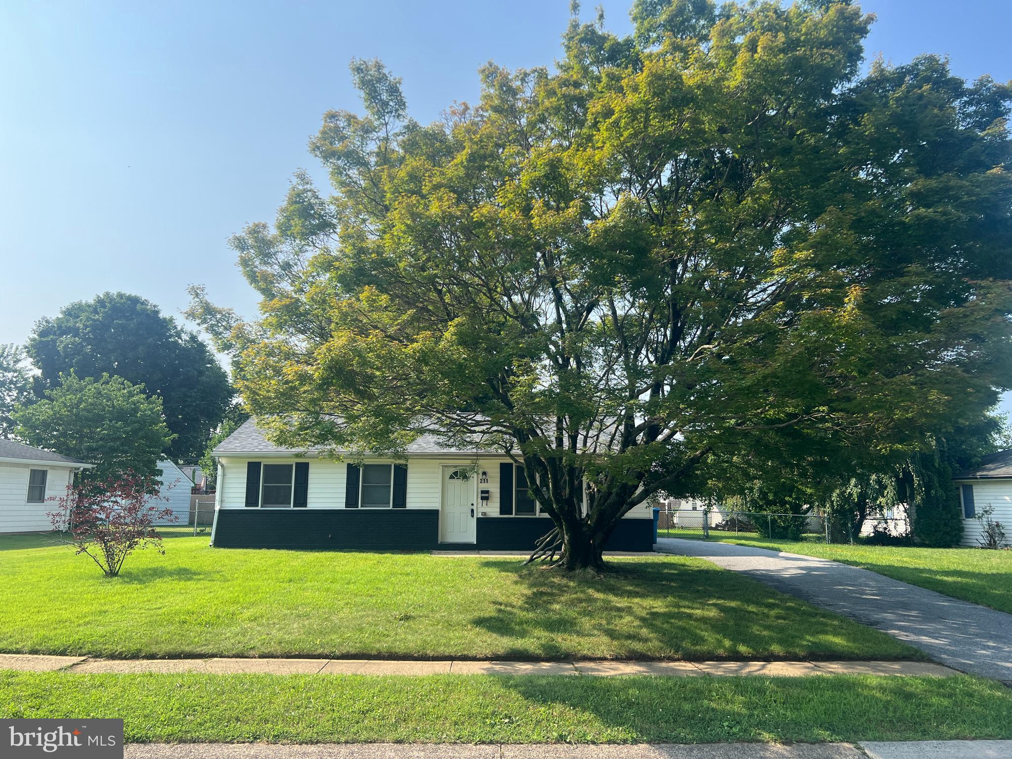 211 N BROWNLEAF ROAD