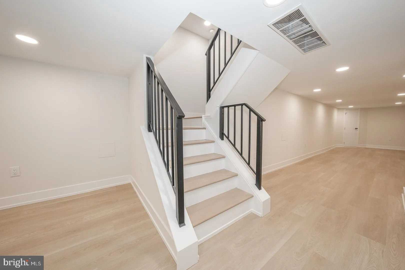 Philadelphia, Pennsylvania 19145, United States, 4 Bedrooms Bedrooms, ,4 BathroomsBathrooms,Residential,Contingent,23773