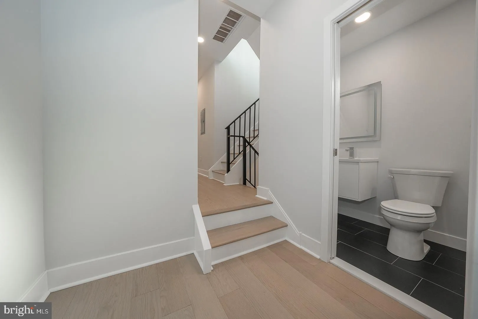 Philadelphia, Pennsylvania 19145, United States, 4 Bedrooms Bedrooms, ,4 BathroomsBathrooms,Residential,Contingent,23773