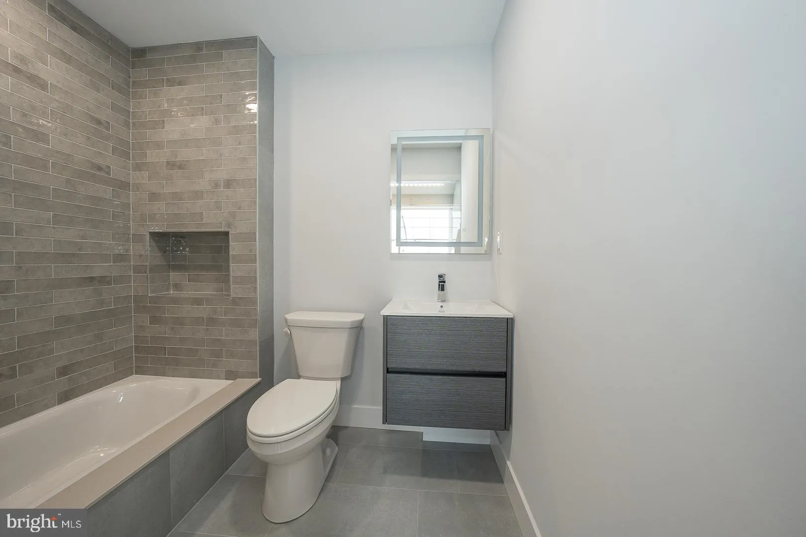 Philadelphia, Pennsylvania 19145, United States, 4 Bedrooms Bedrooms, ,4 BathroomsBathrooms,Residential,Contingent,23773