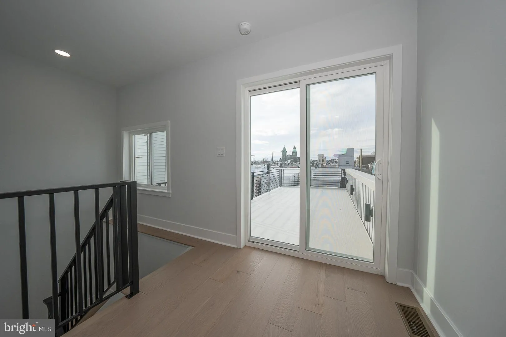 Philadelphia, Pennsylvania 19145, United States, 4 Bedrooms Bedrooms, ,4 BathroomsBathrooms,Residential,Contingent,23773