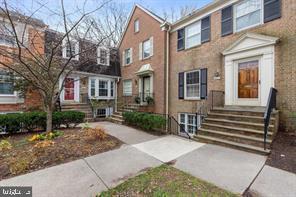 Lovely 2 bedroom 2 bath condo across from Sumner Shopping Center and convenient to canal
Easy access to downtown via MacArthur Blvd.
This unit has a private patio and woodburning fireplace