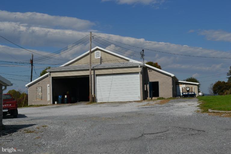 4000sqft garage/mechanic space available off Jefferson Pike (180). Perfect for a tractor trailer /RV mechanic. Ready for immediate occupancy. Plenty of parking for larger vehicles. Easy to show. Call with any questions.
