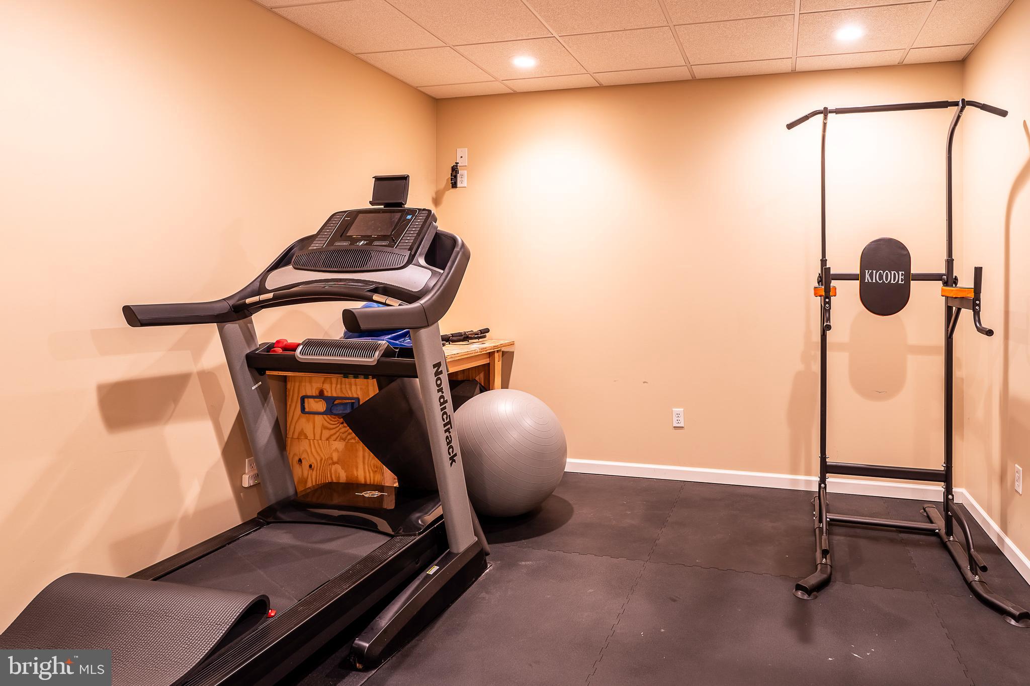 EAGLE HUNT - Residential Lease