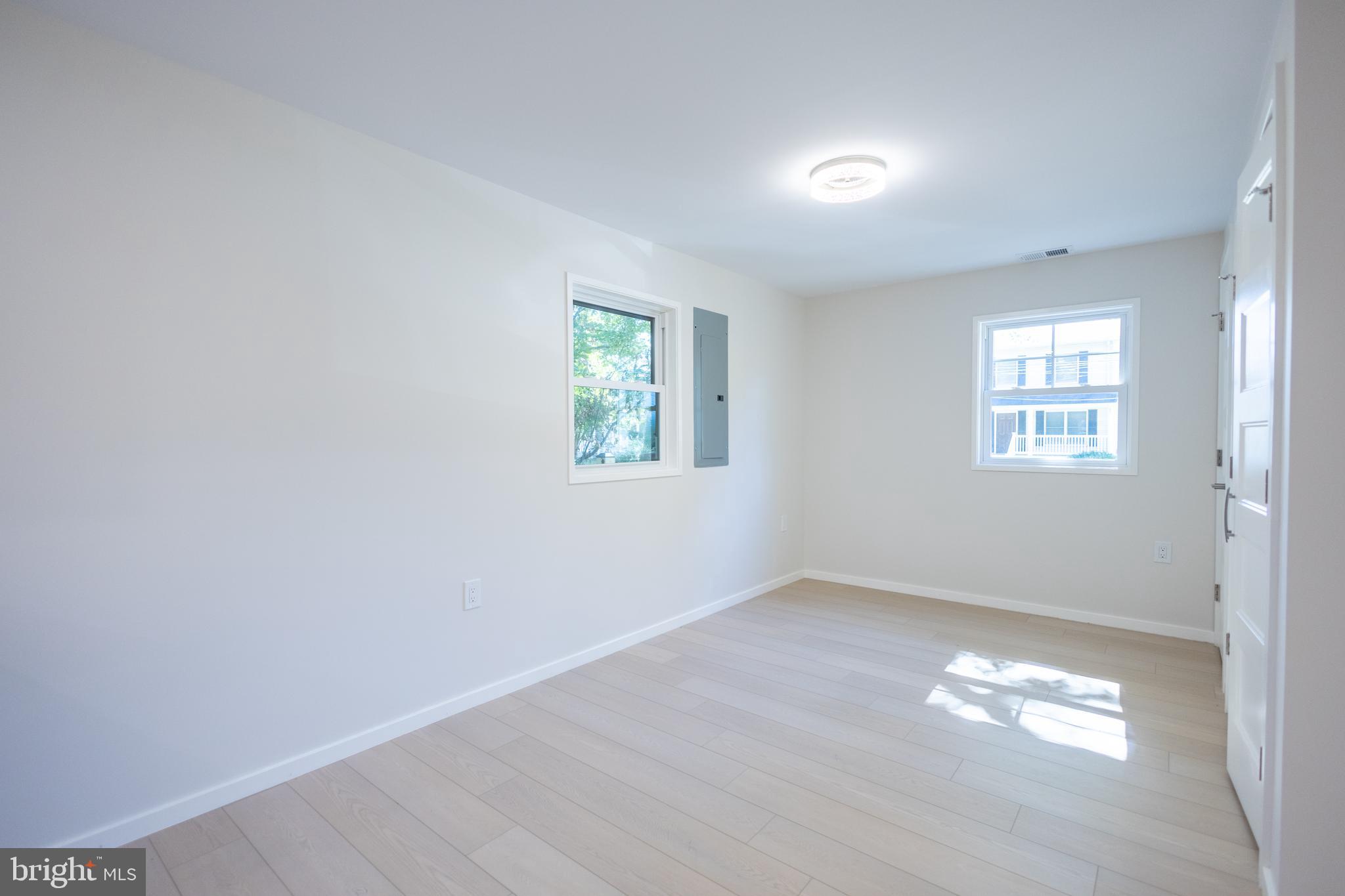 EDGEWATER - Residential Lease