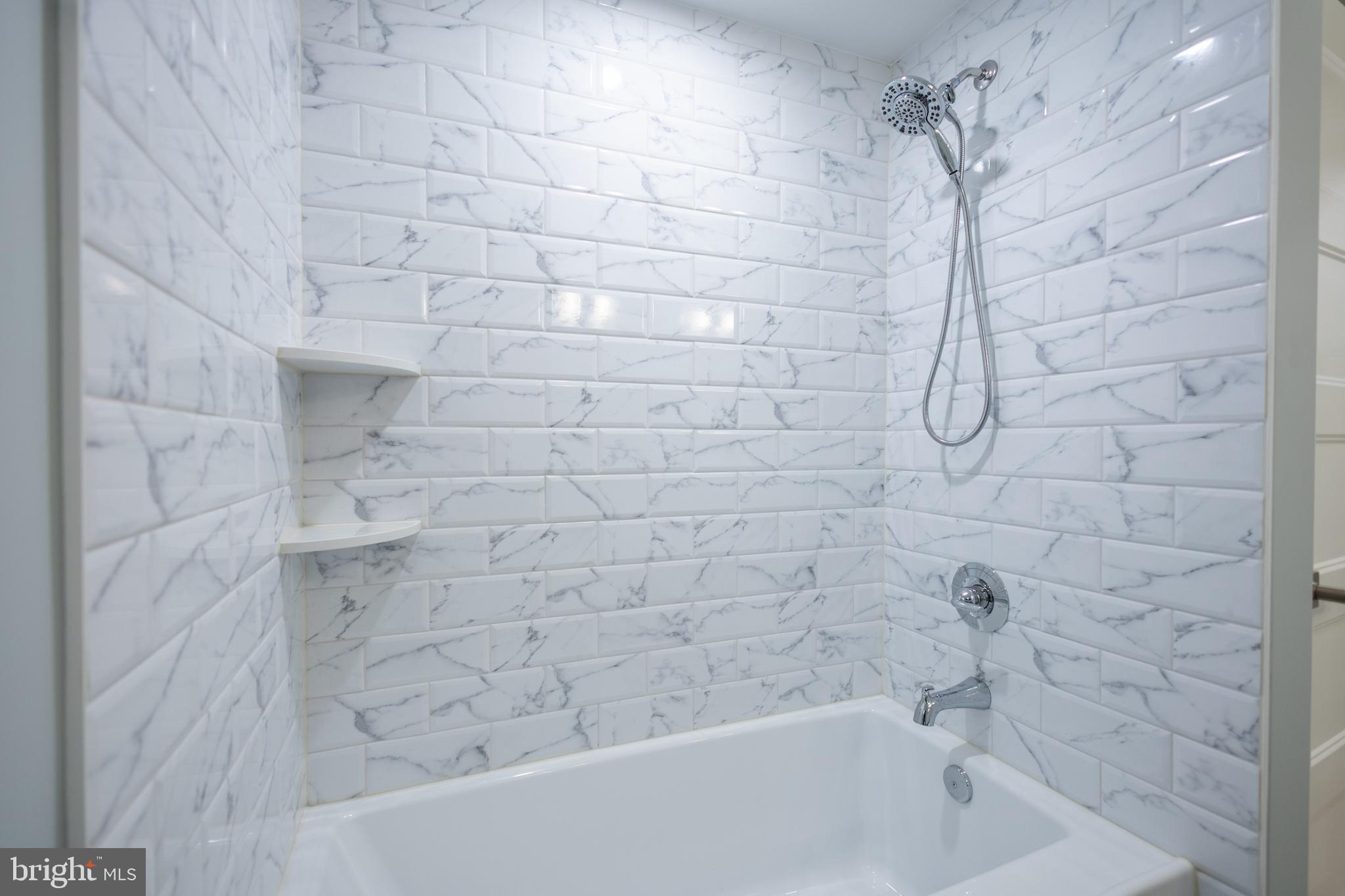 EDGEWATER - Residential Lease