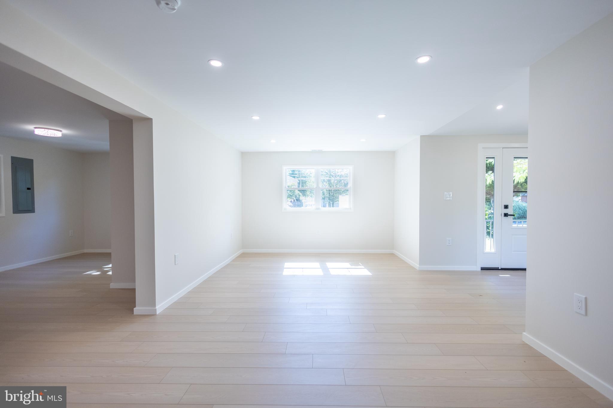 EDGEWATER - Residential Lease